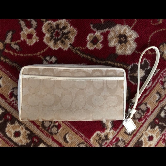 Coach Handbags - Coach wristlet wallet